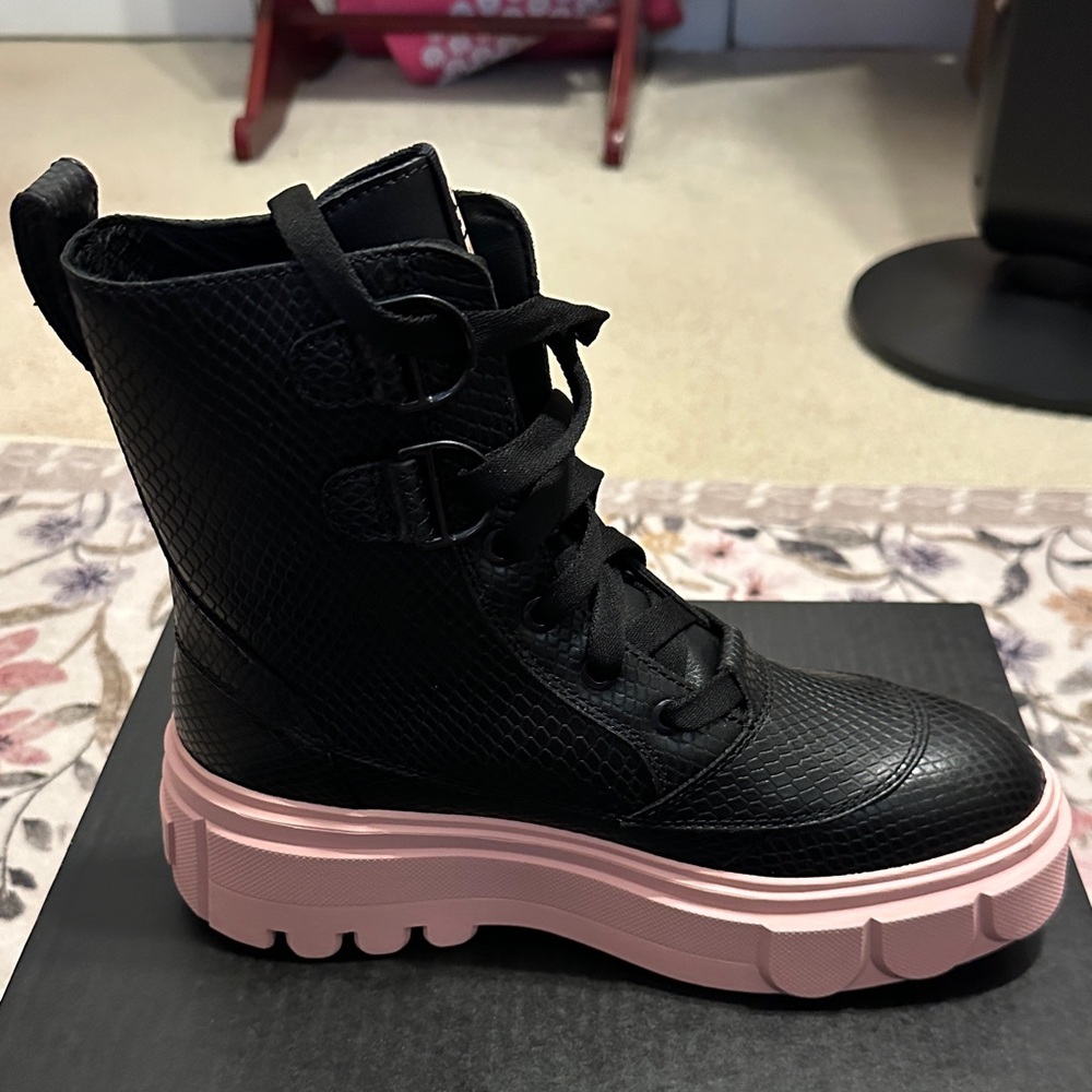 Sorel Women's Black and Pink Lace Up Boots